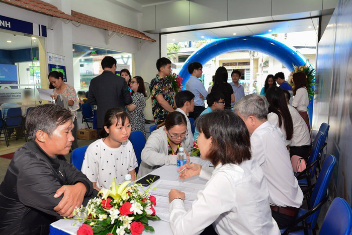 Phụ huynh đổ xô tham dự ngày hội tuyển sinh của Trung Cấp Công Nghệ Thông Tin Sài Gòn